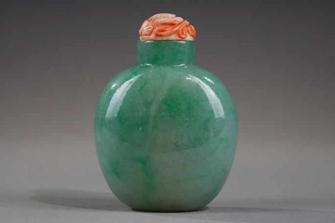 Snuff bottle jadeite apple green - stopper coral sculpted with a dragon | MasterArt